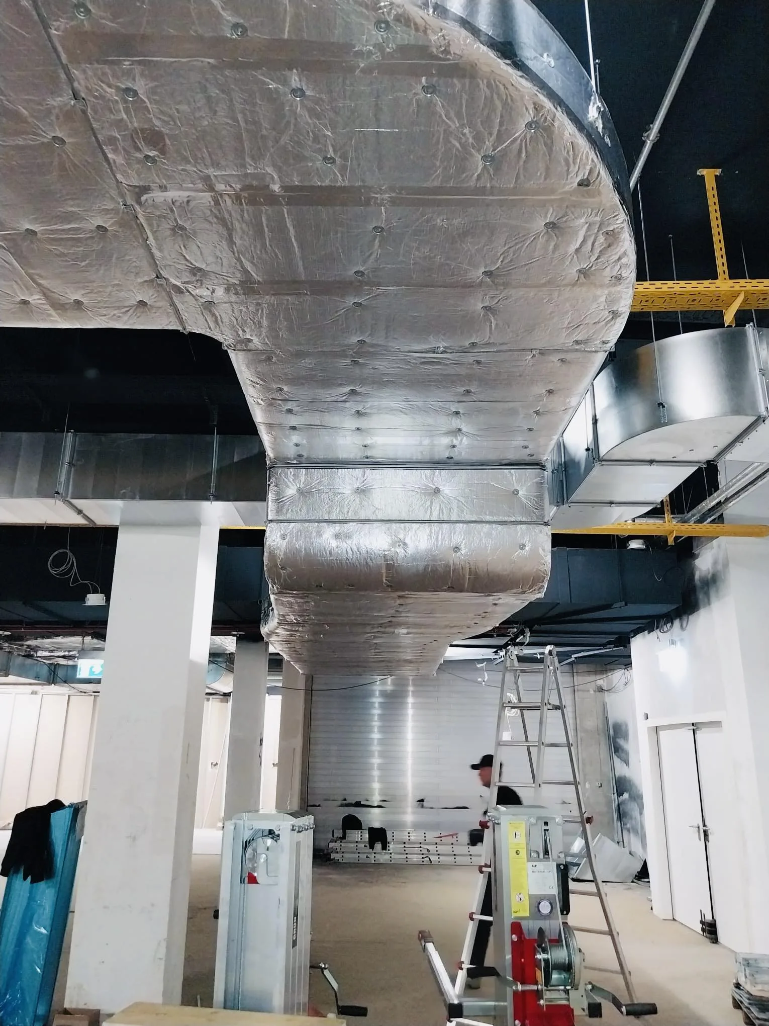 Großprojekt mit gedämmten Lüftungskanälen in einem Gewerbebau